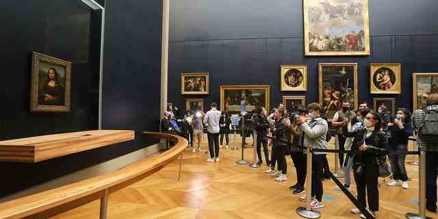Millionen strömen jedes Jahr in den Louvre, um einen Blick auf das berühmte Gemälde zu erhaschen. 