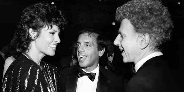 Raquel Welch, Steve Rubell und Mark Fleischman im Studio 54 um 1981 in New York City.