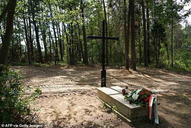 Beamte enthüllten das Denkmal am Mittwoch und stellten fest, dass die auf dem Land begangenen Kriegsverbrechen nicht vergessen werden