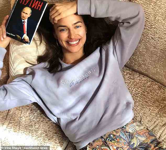Internetnutzer erinnerten sich daran, dass sie im April 2020 mit einem Bild von Putin posiert hatte, ein Bild, das ebenfalls von ihrem Konto verschwunden ist
