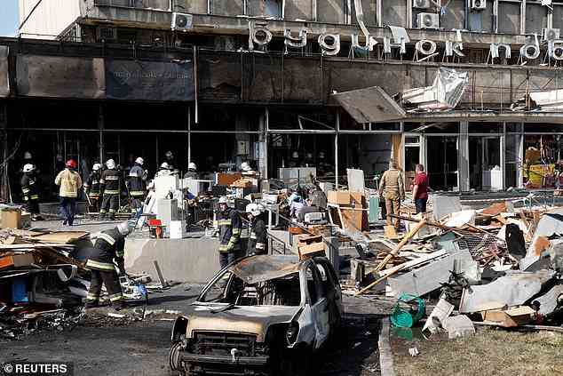 Rettungsdienste arbeiten neben einem beschädigten Gebäude am Ort eines russischen Militärschlags, während Russlands Angriff auf die Ukraine in Winnyzja fortgesetzt wird