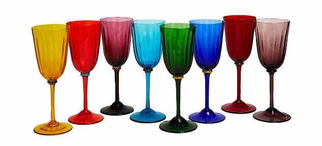Oben abgebildet: Avlyn 250 ml Kunststoffbecher, 6er-Set von Wayfair, £60.  Unten abgebildet: Wine Rainbow Glasses Set Of 8 von La Double J
