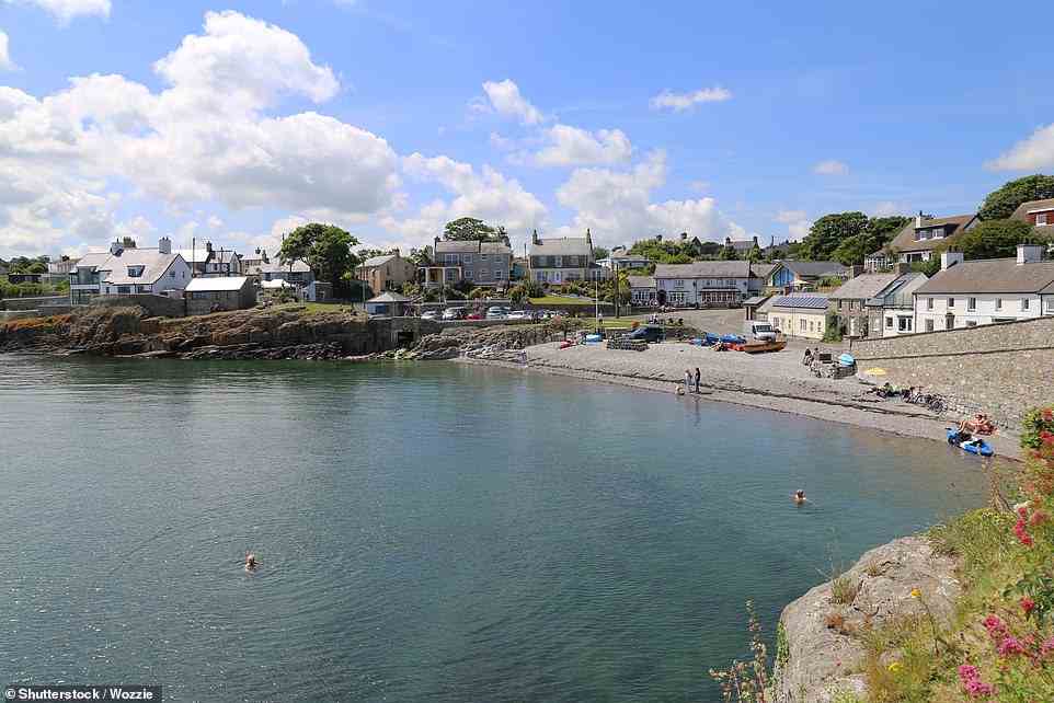 Die Isle of Anglesey hat mit 73,9 Prozent die höchste jährliche Auslastung für Ferienunterkünfte im Vereinigten Königreich.  Oben ist das Inseldorf Moelfre