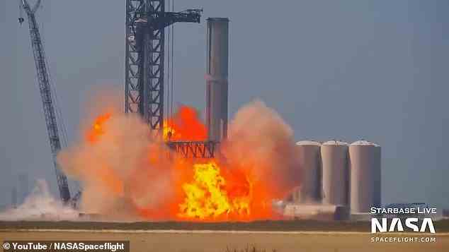 Am Montag ging die Trägerrakete von Starship während eines Bodentests in Flammen auf – mit Filmmaterial (oben), das einen Feuerball und die Kamera zeigt, die von der Explosion zittert
