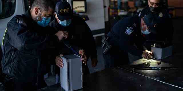 LAREDO, TEXAS – 14. JANUAR: US-Zoll- und Grenzschutzbeamte (CBP) inspizieren eine Lieferung von Autobatterien, nachdem sie am Freitag, den 14. Januar 2022, etwas Ungewöhnliches durch einen Scanner am Laredo Port of Entry in Laredo, Texas, gesehen haben. 