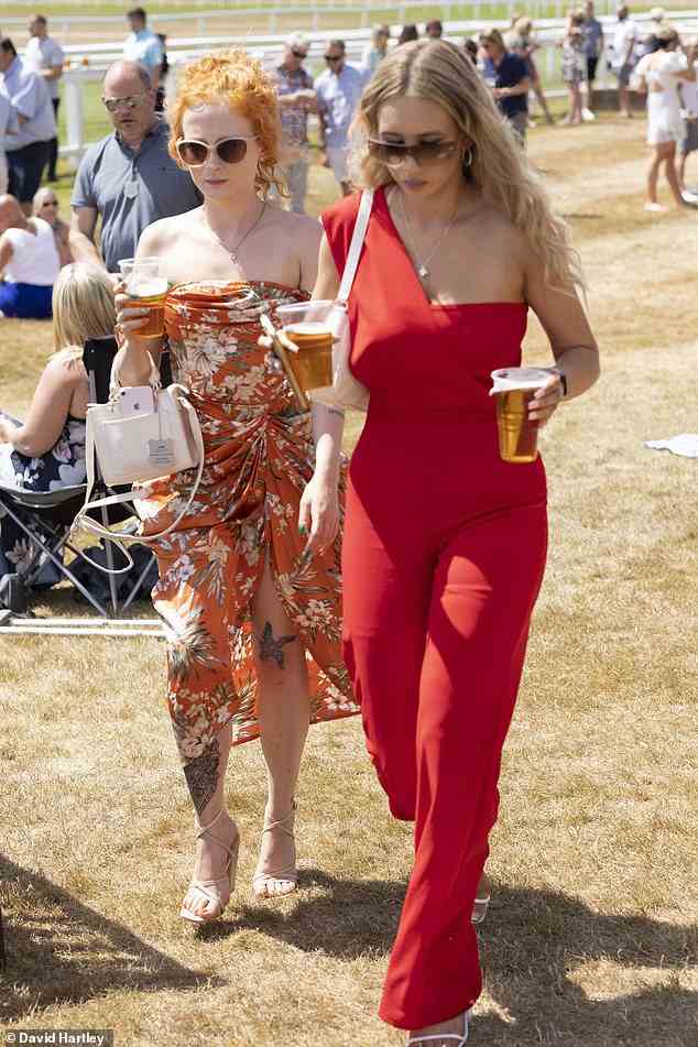 Erfrischende Pints: Diese Frauen trugen Pints ​​Bier, als die Sonne den ganzen Nachmittag über auf die Rennbahn brannte