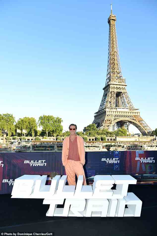 Sieht gut aus: Er zog ein Paar weiße Schuhe an, während er neben seinen Co-Stars vor dem legendären Eiffelturm posierte