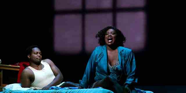 Die Schauspieler Angel Blue und Will Liverman führen eine Szene während einer Probe für Terence Blanchards auf "Feuer halt die Klappe in meinen Knochen," an der Metropolitan Opera am 24. September 2021 in New York. 
