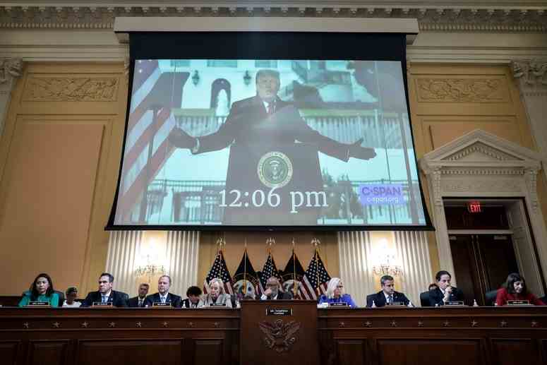 Der frühere US-Präsident Donald Trump wird während einer Anhörung des Sonderausschusses auf einem Bildschirm angezeigt.
