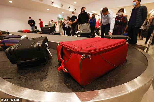 Qantas kämpft mit massenhaften Flugstornierungen, langen Kundenverspätungen und Problemen mit verlegtem Gepäck, die Reisende Monate nach der Wiedereröffnung der Grenzen in Chaos versetzen.  Im Bild: Flughafen Hobart