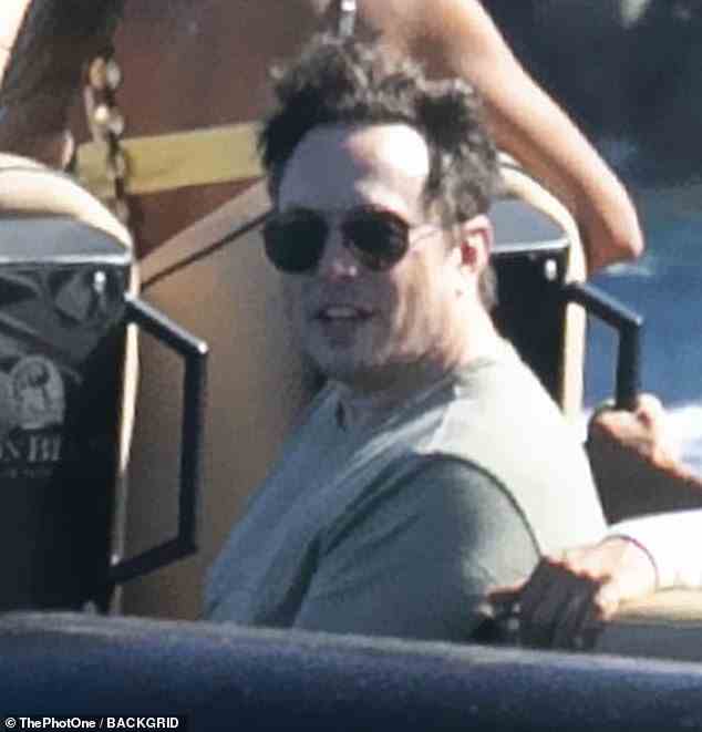 Leicht luftig: Elon sah an dem sonnigen Tag in Griechenland entspannt aus