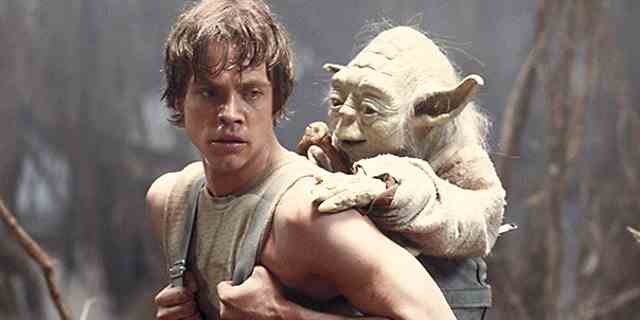 Dieses ursprünglich von Lucasfilm Ltd. veröffentlichte Werbebild aus dem Jahr 1980 zeigt Mark Hamill als Luke Skywalker und die Figur Yoda in einer Szene aus „Star Wars Episode V: Das Imperium schlägt zurück“.