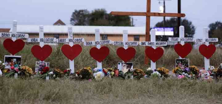 Kreuze für Mitglieder der Familie Holcombe sind Teil eines provisorischen Denkmals für diejenigen, die bei der Schießerei in der Sutherland Springs Baptist Church 2017 in Sutherland Springs, Texas, getötet wurden.