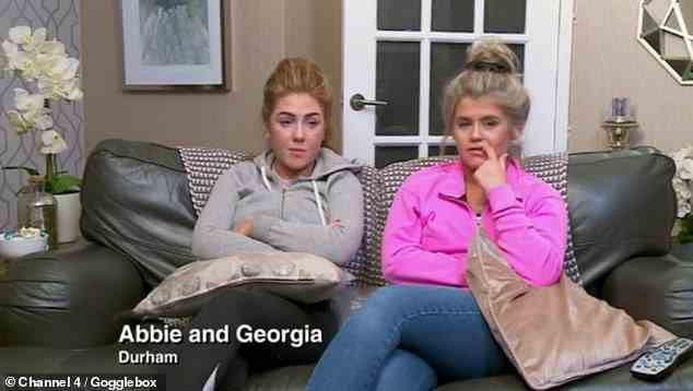 Was für ein Paar!  Die Friseurin (rechts) spielt seit 2018 zusammen mit ihrer Freundin Abbie Lynn (links), die ebenfalls aus Durham stammt, in der Reality-Show von Channel 4