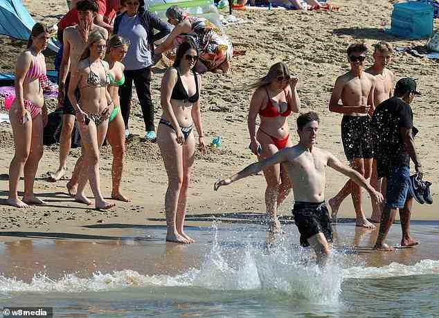Eine Fülle von Forschungsergebnissen zeigt, dass wichtige Gehirnfunktionen – einschließlich derer, die mit Gedächtnis, Lernen und Konzentration zu tun haben – bei Hitze weniger gut funktionieren.  (Im Bild: Familien genießen am Samstag eine Abkühlung im Meer am Strand von Bournemouth)