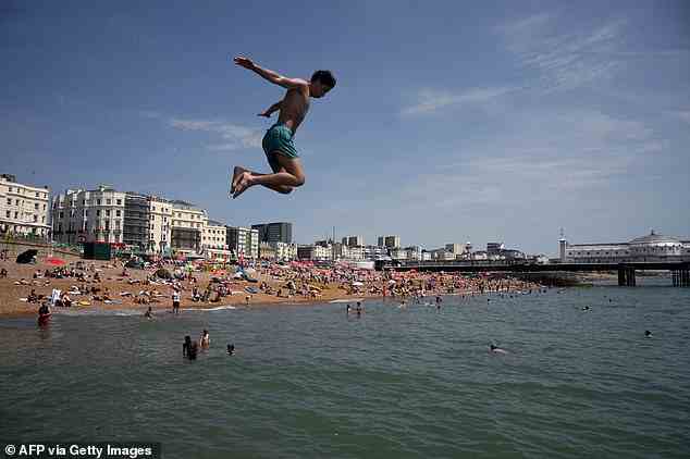 BRIGHTON: Die Menschen springen ins Meer, nachdem das Met Office am Freitag seine erste „rote“ Warnung vor außergewöhnlicher Hitze herausgegeben hat und nächste Woche Rekordhöhen von 40 Grad Celsius prognostiziert