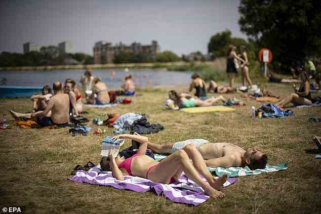 Die Menschen sonnen sich heute am West Reservoir in London vor den voraussichtlich zwei der wärmsten Tage seit Beginn der Aufzeichnungen