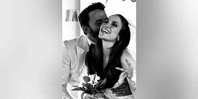 Jennifer Lopez teilte ein Schwarz-Weiß-Foto ihres Mannes Ben Affleck, der ihren Hals küsste, als sie bekannt gab, dass sie verheiratet war.
