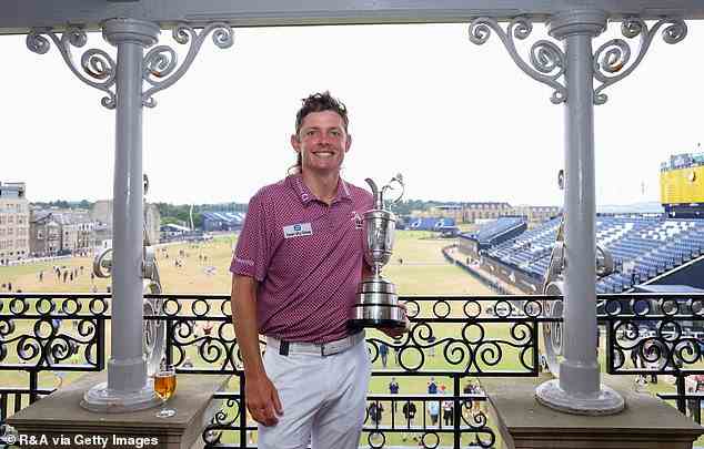 Bier in der Nähe, Smith posiert mit der Trophäe auf dem Balkon des Royal & Ancient Clubhauses, nachdem er als erster Aussie seit Greg Norman im Jahr 1993 den Titel gewonnen hat