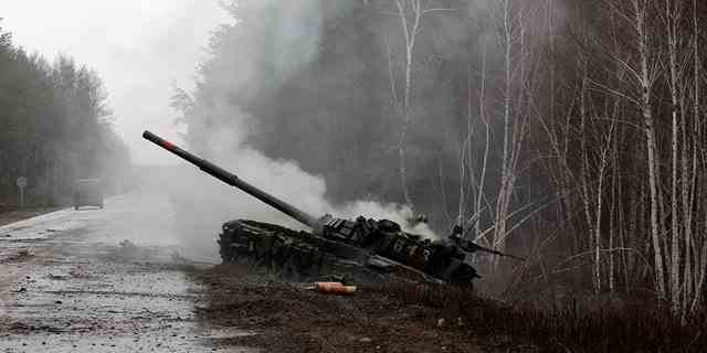 Am 26. Februar 2022 steigt Rauch aus einem von ukrainischen Streitkräften zerstörten russischen Panzer am Straßenrand in der Region Lugansk auf. 