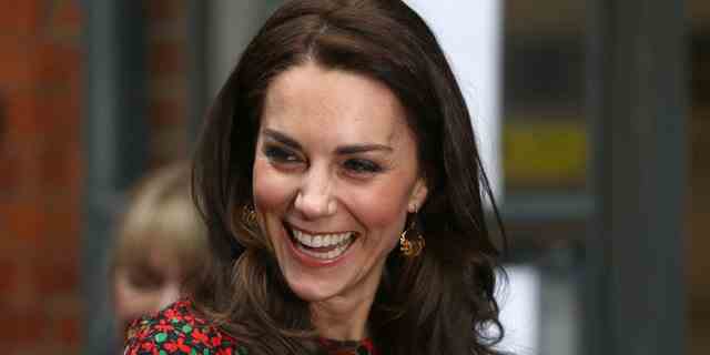 Die Herzogin von Cornwall bat Kate Middleton, Herzogin von Cambridge, ihre Bilder für das Country Life Magazin zu machen.
