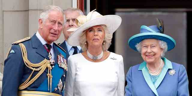 Prinz Charles, Prinz von Wales;  Camilla, Herzogin von Cornwall;  und Queen Elizabeth II auf dem Balkon des Buckingham Palace. 