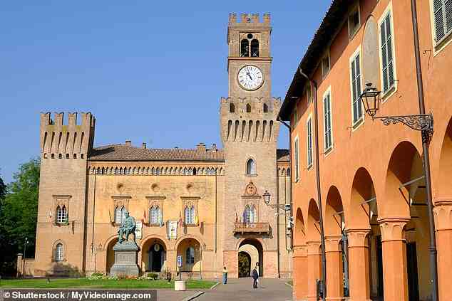 Ein Blick auf das Schloss im italienischen Dorf Busseto, wo Verdi Musik studierte.  Das Dorf steht auf der Reiseroute von Parma Food Tours, die sich um Essen und Oper dreht