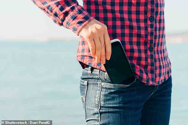 Wenn Sie Ihr Telefon an einem sonnigen Tag in der Tasche lassen, erhöht die Körperwärme die Temperatur Ihres Geräts