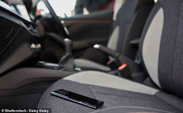 Wenn Sie draußen sind, versuchen Sie, Ihr Telefon vor direkter Sonneneinstrahlung zu schützen, und lassen Sie es niemals in einem heißen Fahrzeug liegen