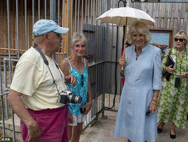 Camilla, die am Sonntag ihren 75. Geburtstag feierte, lächelte in die Kamera, während sie sich mit Einheimischen im Hafen und Fischereihafen von Newlyn unterhielt
