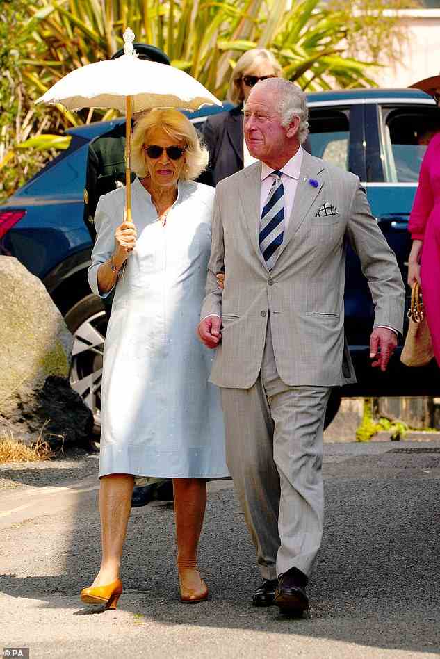 Das Paar fand etwas Schatten, als sie am ersten Tag ihres königlichen Besuchs in Devon und Cornwall durch die Straßen von Penzance schlenderten
