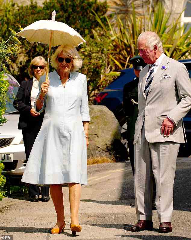 Camilla schien auf alle Elemente vorbereitet zu sein, als sie mit dem Sonnenschirm heraustrat, der perfekt zu ihrem hellblauen Kleid passte