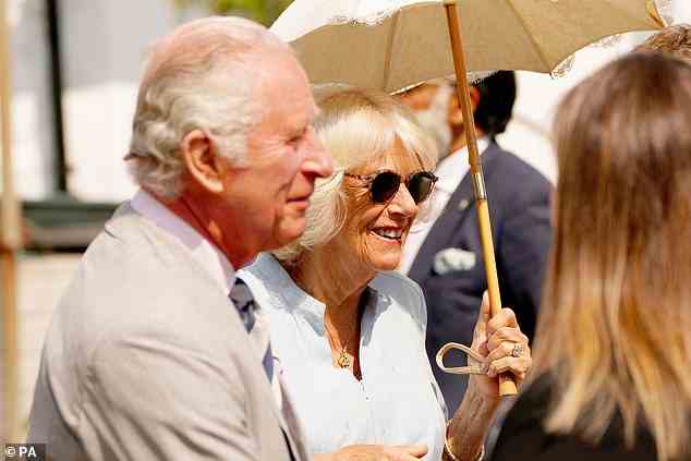 Charles und Camilla lächelten, als sie sich bei ihrem Besuch in Devon und Cornwall mit Menschen trafen