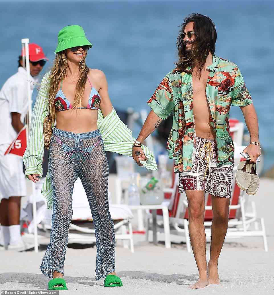 Hand in Hand im Süden: Tom entschied sich für ein Hemd im Hawaii-Stil über seinen Badeshorts, während er seine Frau liebevoll ansah