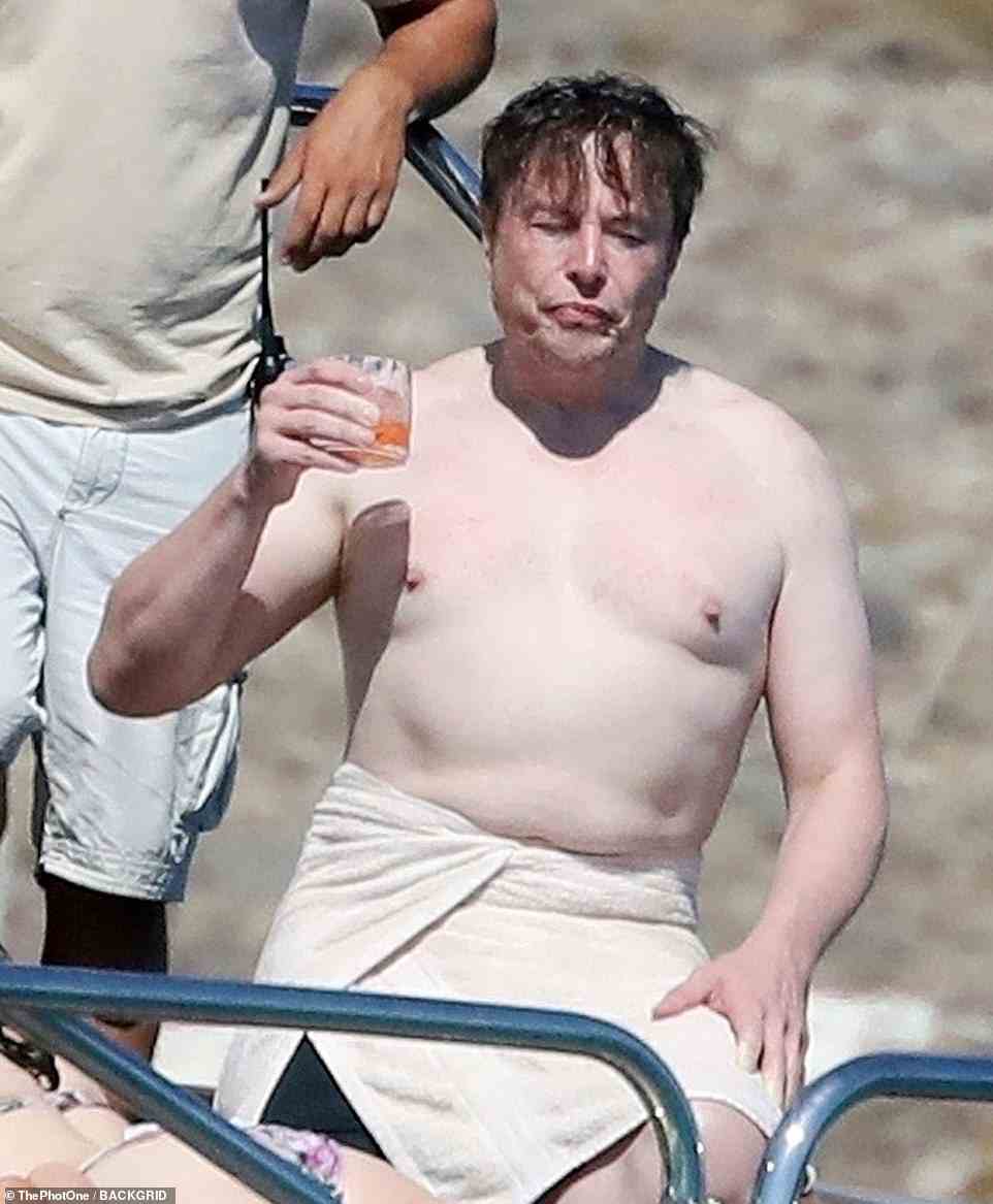 Urlaubsmodus: Später genoss Elon einen Drink, während er die Freizeit seiner vielen geschäftlichen Unternehmungen optimal nutzte