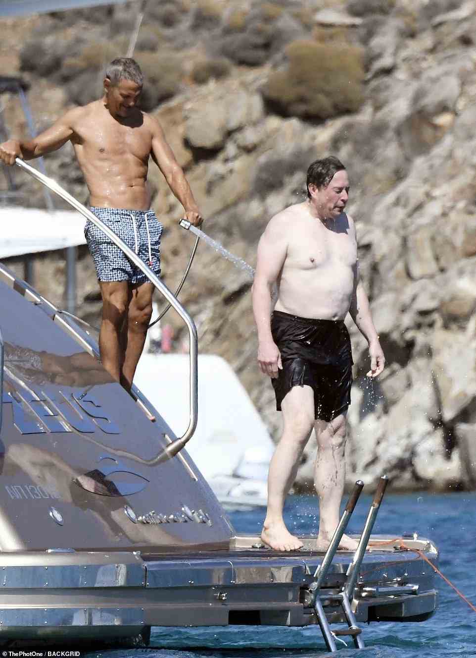 Freunde: Superstar-Agent und Kumpel Ari Emanuel (links) tränkte Elon mit Wasser, bevor er ins Meer tauchte