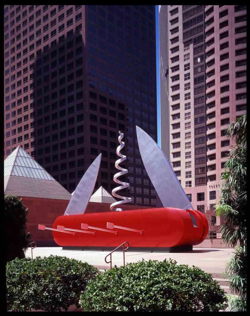 Auf einem Platz steht eine Skulptur, die einem Boot aus einem Schweizer Taschenmesser ähnelt.