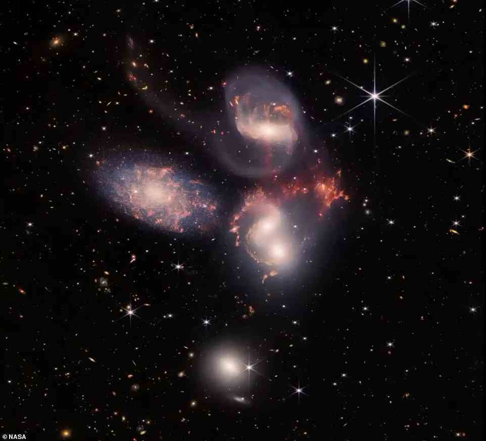 Ein Bild zeigt Stephans Quintett, das sich im Sternbild Pegasus befindet und sich dadurch auszeichnet, dass es die erste kompakte Galaxiengruppe ist, die 1877 jemals entdeckt wurde