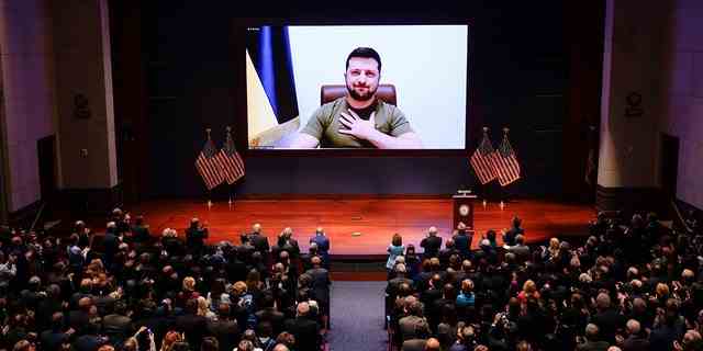 Der ukrainische Präsident Wolodymyr Selenskyj ist auf dem Bildschirm zu sehen, der eine Rede per Videokonferenz vor dem US-Kongress im Kapitol in Washington, DC, USA, am 16. März 2022 hält. (J. Scott Applewhite/Pool via Xinhua)