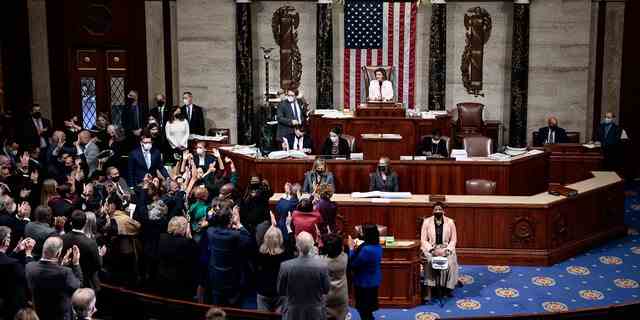 WASHINGTON, DC – 19. NOVEMBER: Die Sprecherin des Repräsentantenhauses Nancy Pelosi (D-CA) blickt am 19. November 2021 in Washington, DC auf die Demokraten des Repräsentantenhauses im US-Kapitol. 