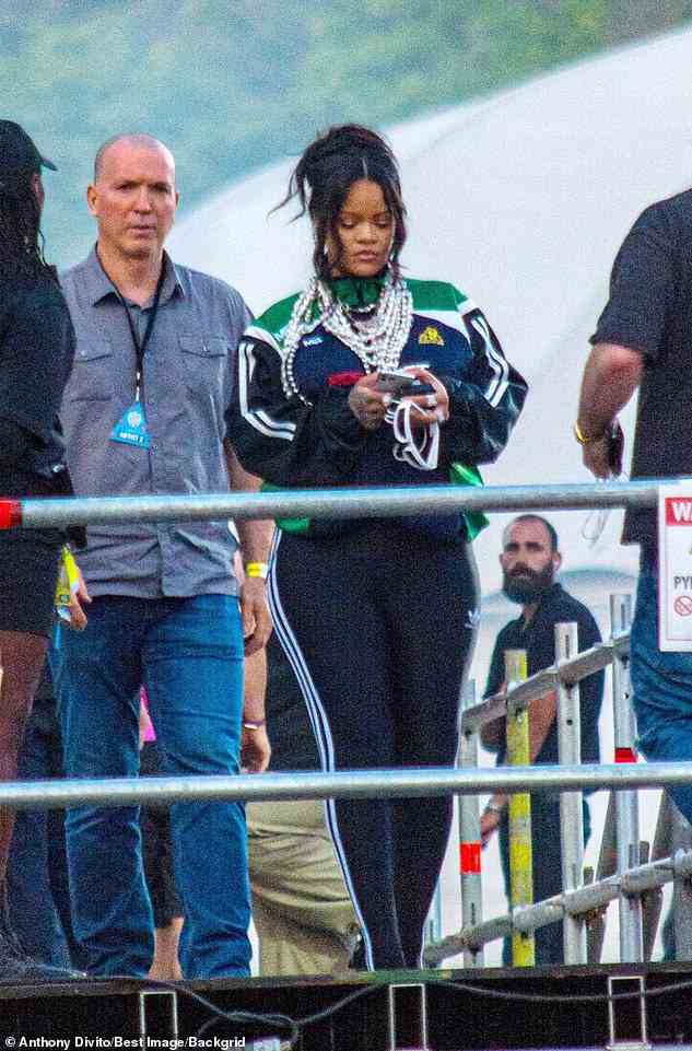 Ausruhen: Rihanna hat sich laut People in ihrem Haus in Los Angeles mit dem Baby ausgeruht