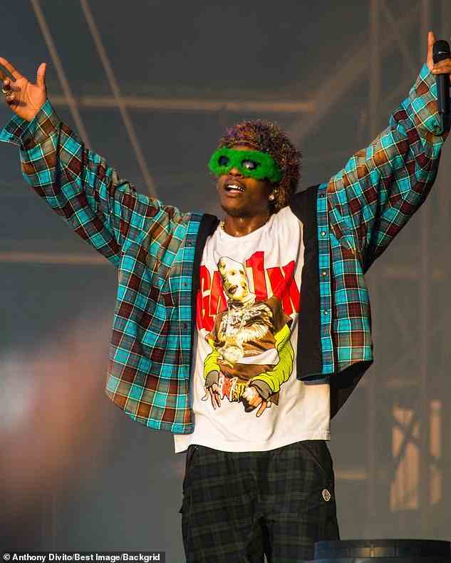 Funky Style: Der Rapper – geboren als Rakim Athelaston Mayers – trug für seinen Auftritt ein grafisches T-Shirt und eine karierte Hose