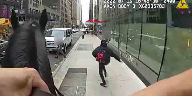 Das Video zeigt, wie der Verdächtige zu Fuß vor einem berittenen Offizier auf dem New Yorker Times Square flieht.