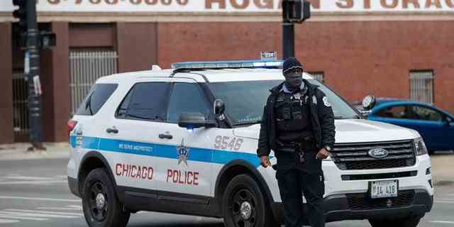 Ein Polizist überwacht die Szene nach einer Schießerei in Chicago am 14. März 2021.