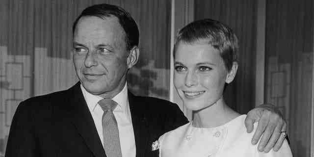 sagte der legendäre Sänger Frank Sinatra "Ich tue" an die Schauspielerin Mia Farrow im Jahr 1966 in der A Little White Wedding Chapel. 
