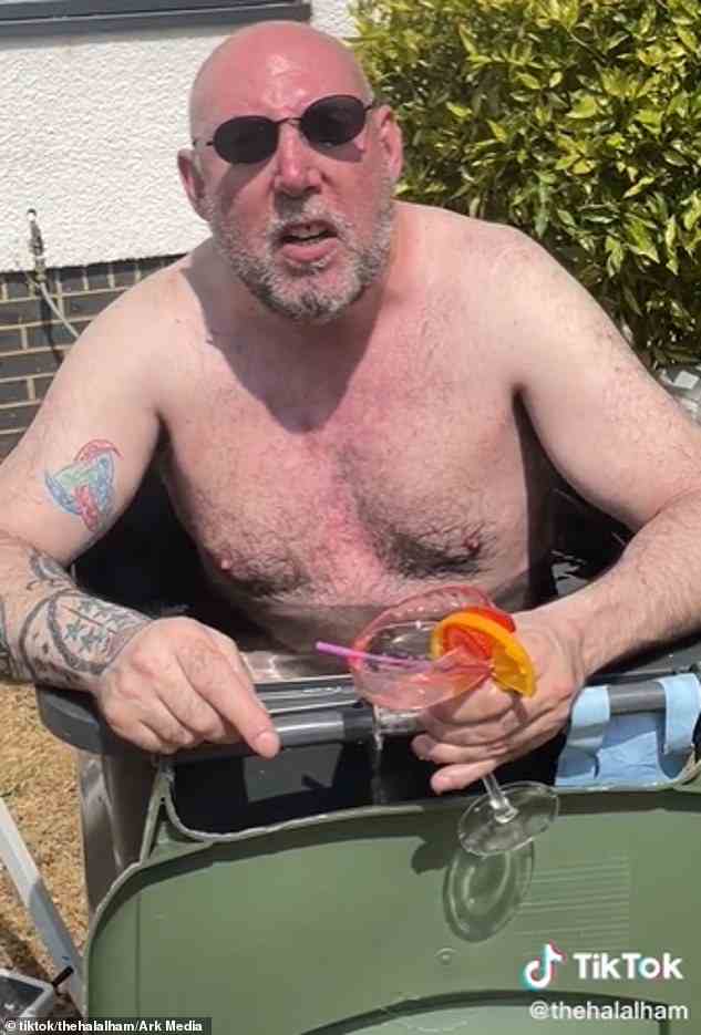 Der Engländer wurde gefilmt, wie er entspannt in der eiskalten Badewanne in seinem Vorgarten saß und einen Cocktail umklammerte.  Er wurde immer wütender, als Hamad ihn fragte, warum er in seinem Mülleimer sei