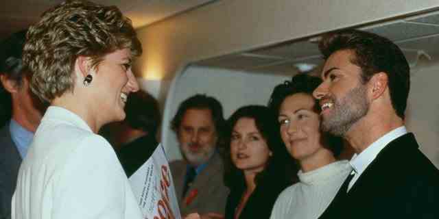 Prinzessin Diana unterhält sich mit George Michael in der Wembley Arena in London für das Concert of Hope, ein Benefizkonzert am Welt-Aids-Tag am 2. Dezember 1993.