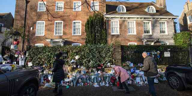 Blumen, Fotografien und Kerzen werden am 28. Dezember 2016 in London, England, zu Ehren vor dem Haus von George Michael aufgestellt.  Der Popstar starb am Weihnachtstag im Alter von 53 Jahren.