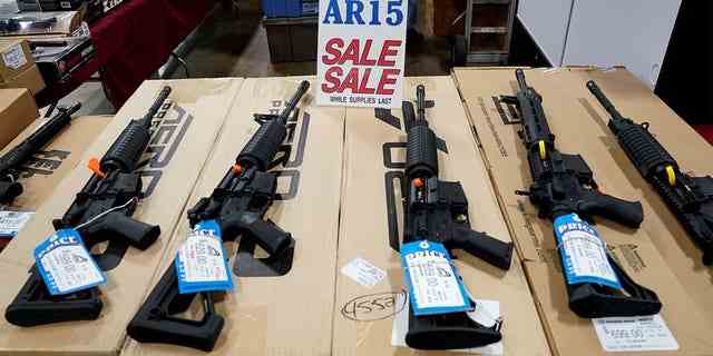 AR-15-Gewehre werden am 6. Oktober 2017 auf der Guntoberfest-Waffenmesse in Oaks, Pennsylvania, zum Verkauf angeboten.