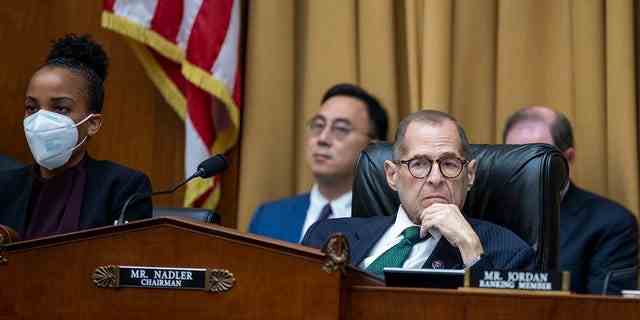 Der Vorsitzende Jerry Nadler, DN.Y., schaut bei einer Anhörung des Justizausschusses des Repräsentantenhauses auf dem Capitol Hill am 14. Juli 2022 in Washington, DC zu. 